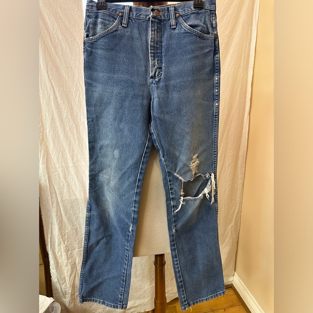 Vintage Wrangler distressed jeans 31x33. Perfectly preloved.